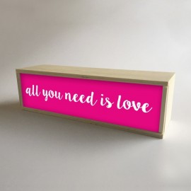 Lâmpada de caixa de luz decorativa em Fúcsia com a mensagem "Tudo o que você precisa é amor" de 32x9,5cm (fundo de 9,5cm)